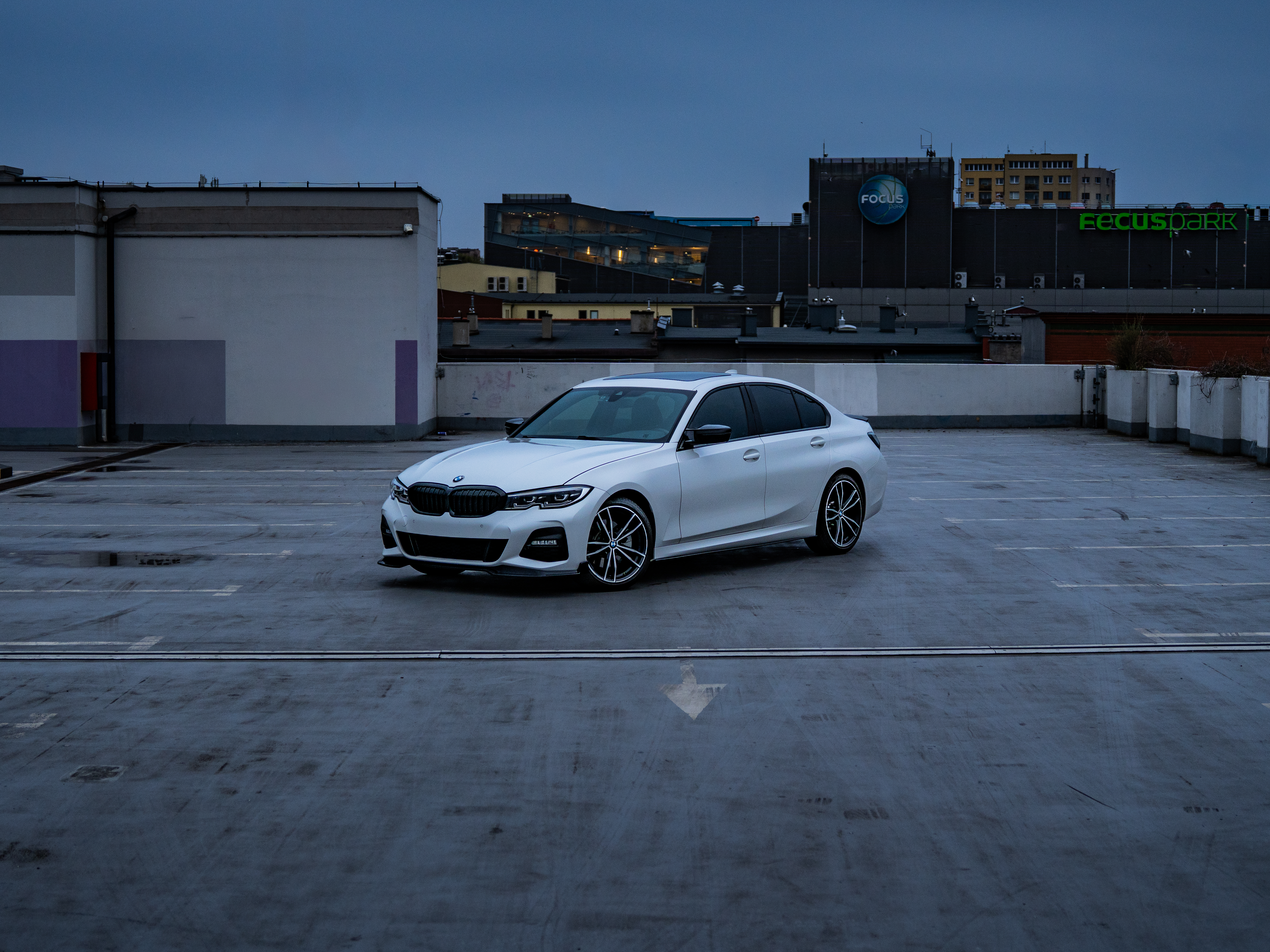 BMW 330i — Przód